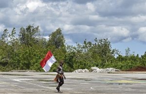 Warga menanti kehadiran Presiden Joko Widodo dan Ibu Negara Iriana Joko Widodo di Kampung Kaye, Distrik Agats, Kabupaten Asmat, Papua.