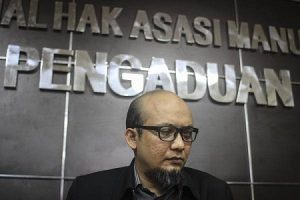 Penyidik Komisi Pemberantasan Korupsi (KPK) Novel Baswedan didampingi tim kuasa hukumnya memberi keterangan seusai menjalani pemeriksaan Tim Pemantauan Kasus Novel Baswedan di kantor Komisi Nasional Hak Asasi Manusia (Komnasham), Jakarta, Selasa (13/3).