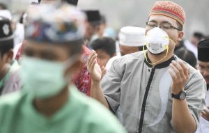 Warga berdoa seusai shalat Istisqa di halaman Kantor Gubernur Kalimantan Tengah di Palangka Raya, Rabu (18/9/2019).